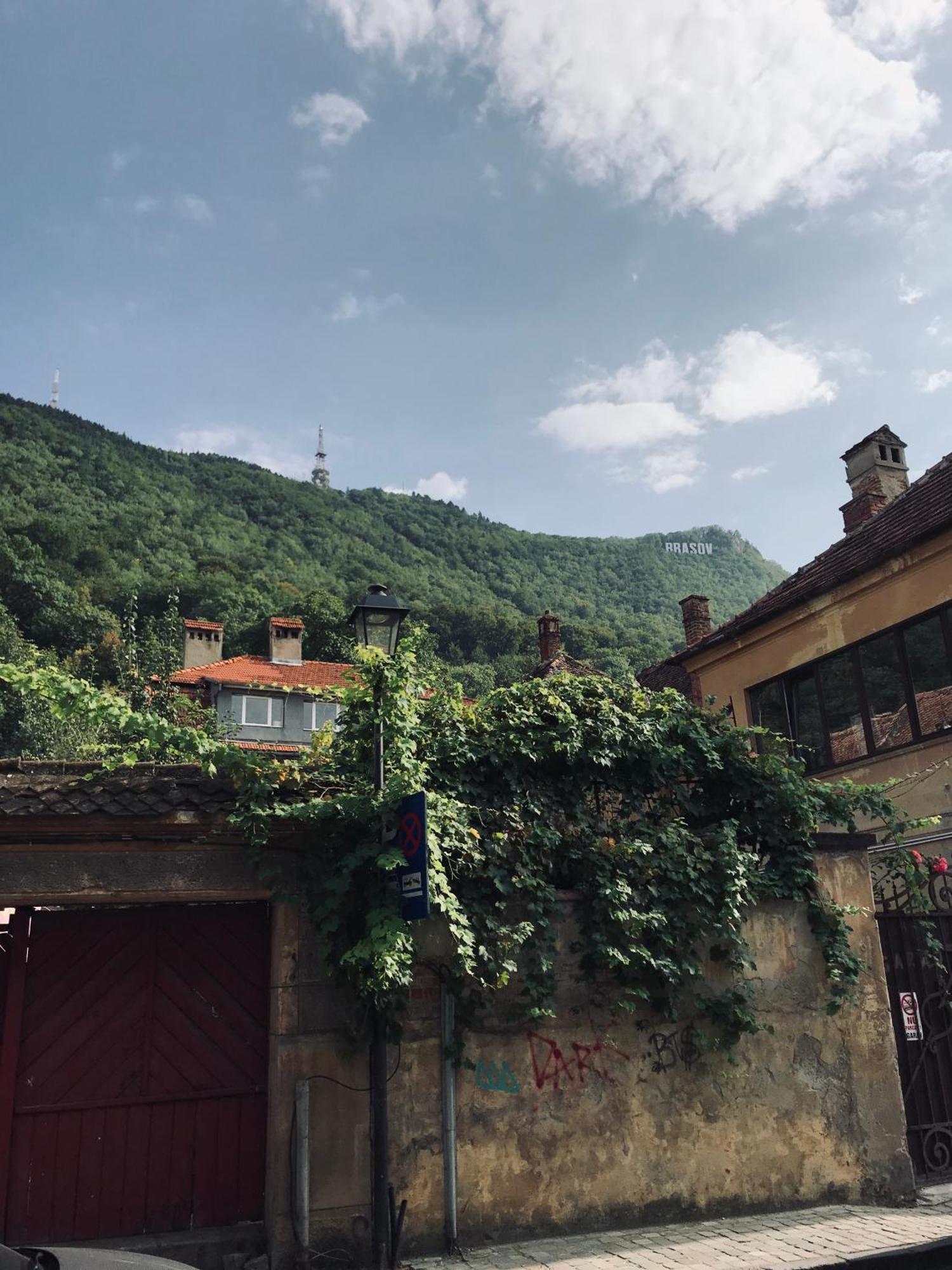 Lovely Brasov Flat With Patio And Mountain Views Luaran gambar