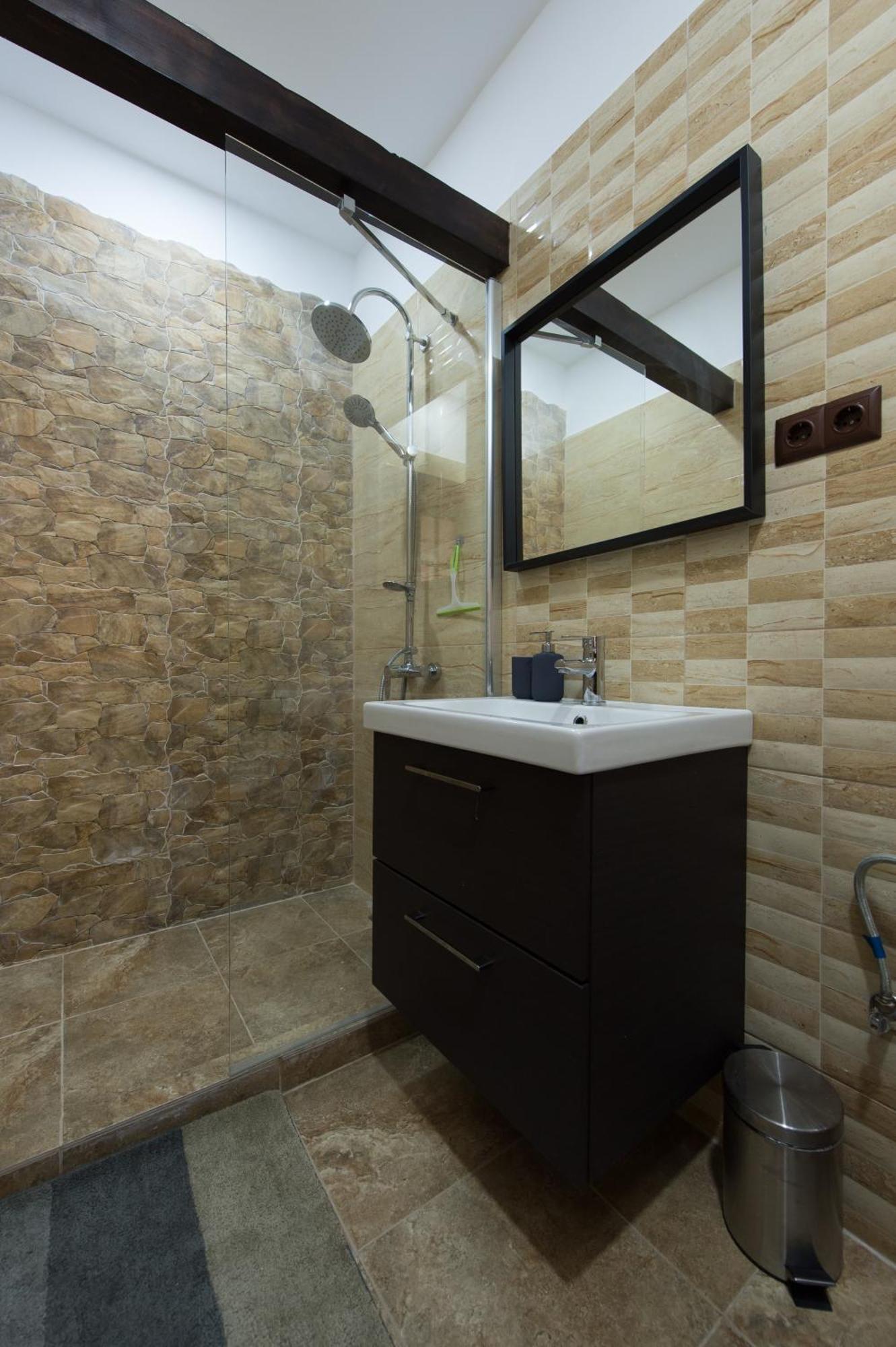 Lovely Brasov Flat With Patio And Mountain Views Luaran gambar