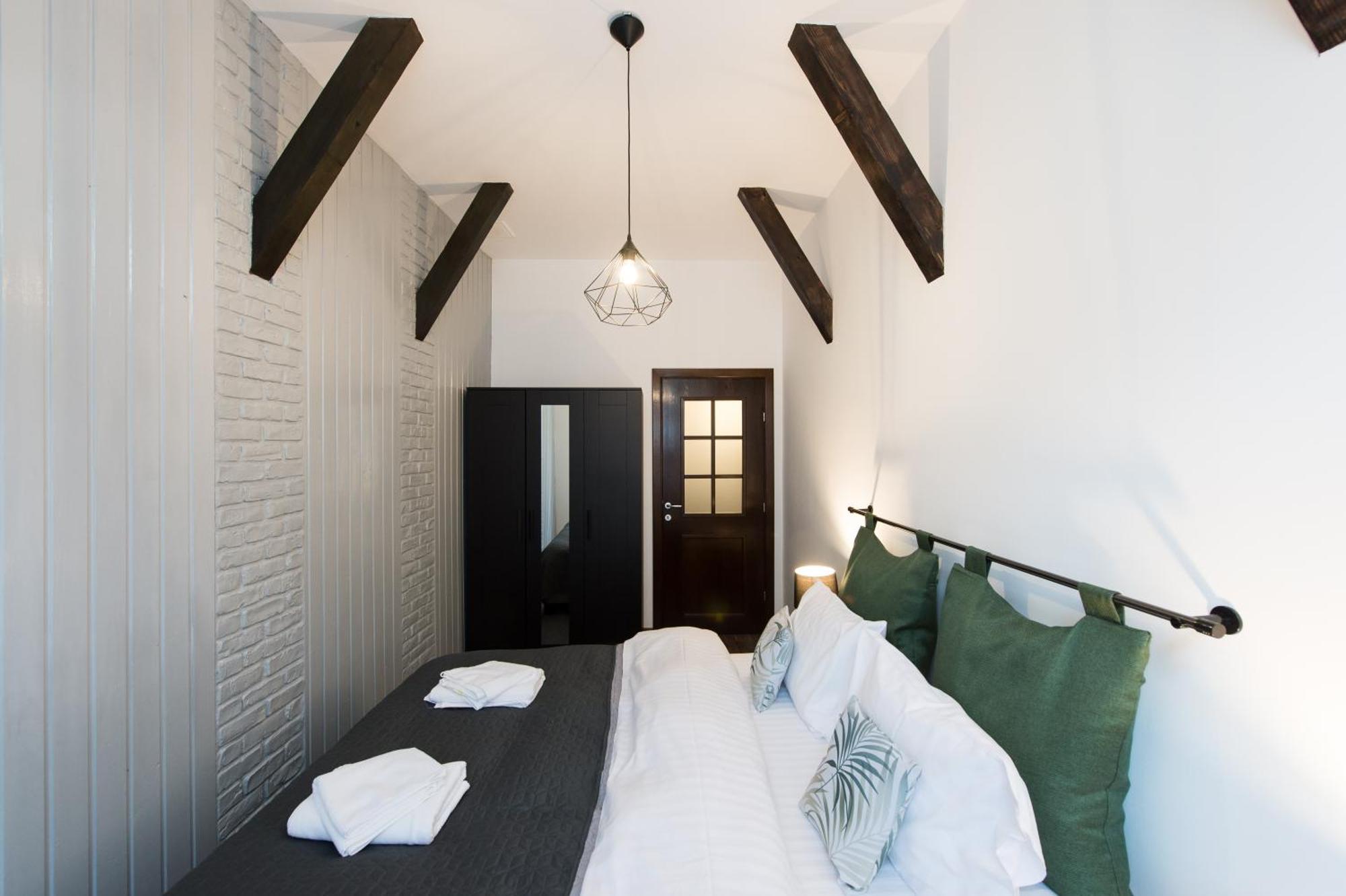Lovely Brasov Flat With Patio And Mountain Views Luaran gambar