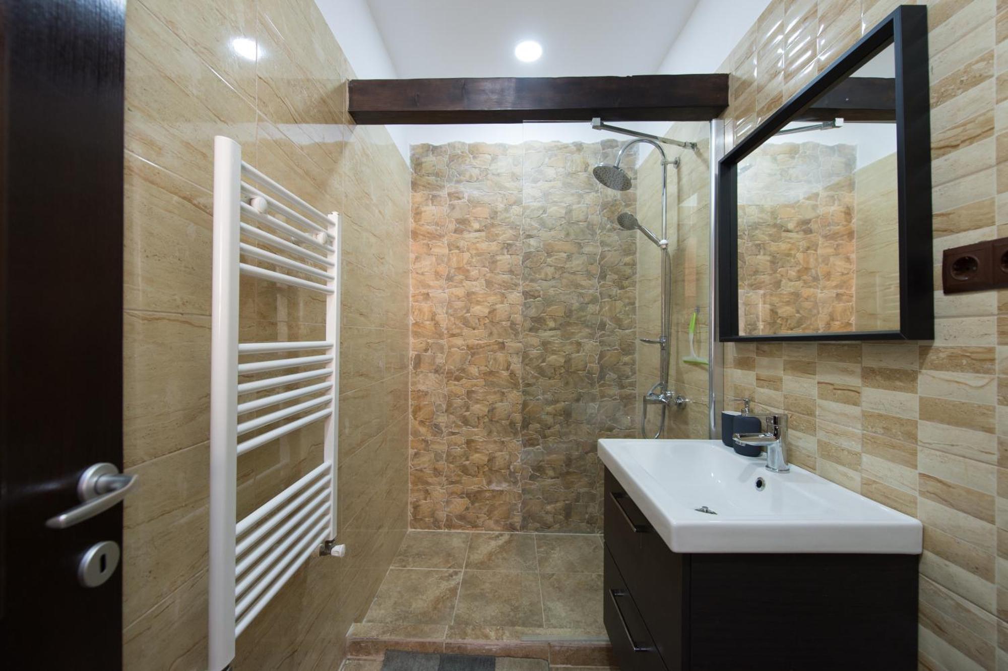 Lovely Brasov Flat With Patio And Mountain Views Luaran gambar