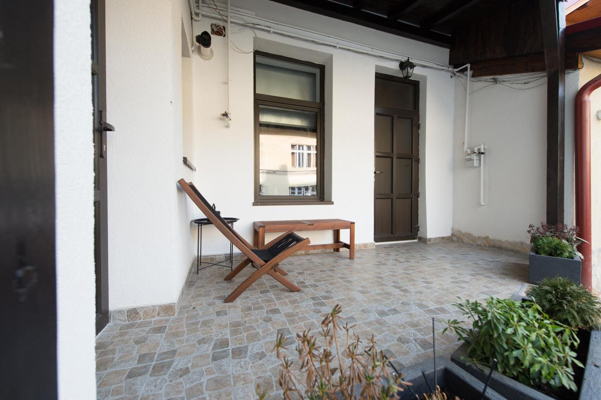 Lovely Brasov Flat With Patio And Mountain Views Luaran gambar
