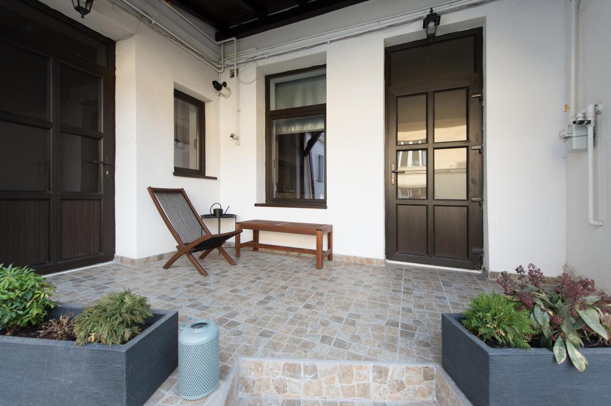 Lovely Brasov Flat With Patio And Mountain Views Luaran gambar