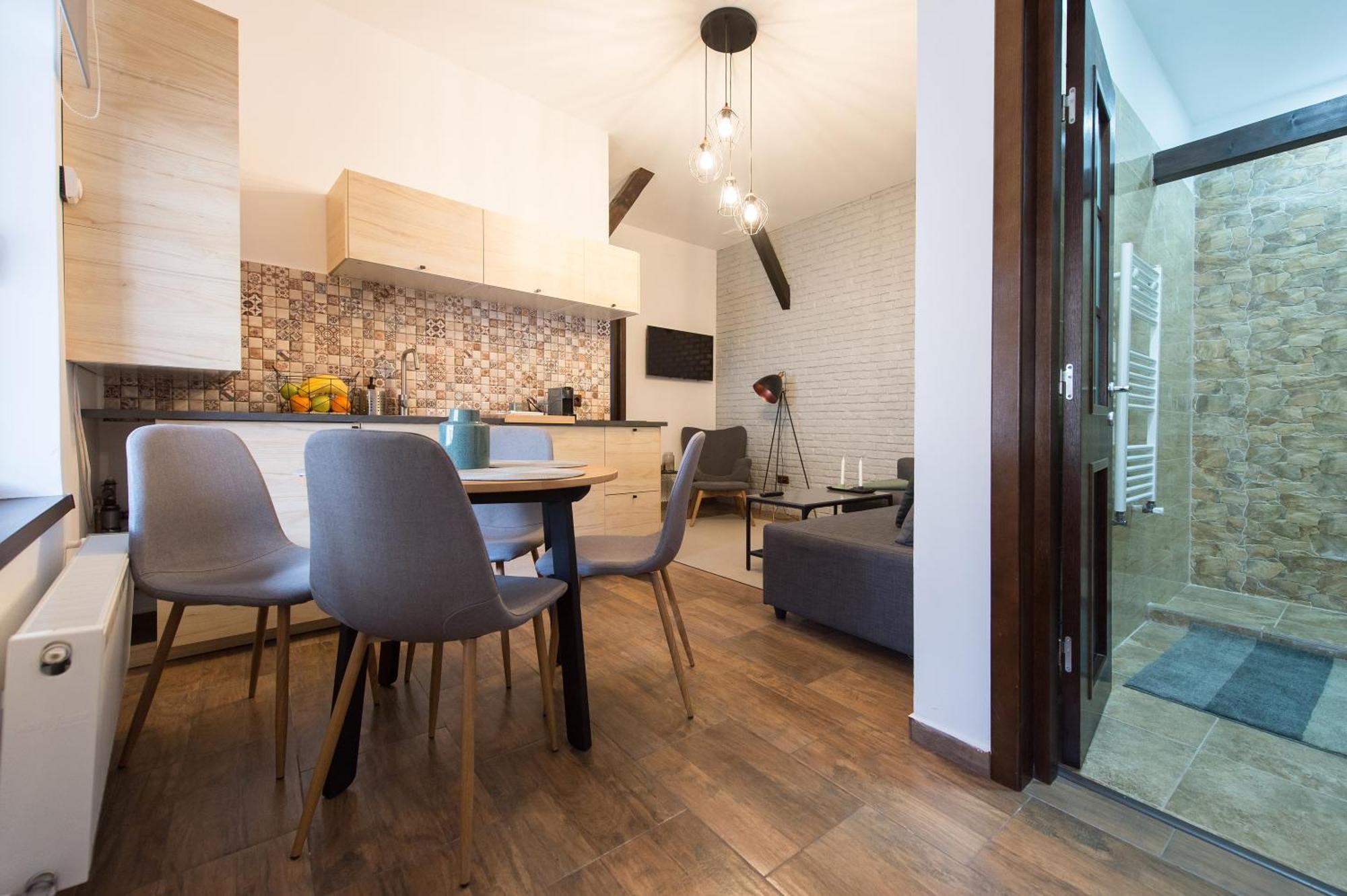 Lovely Brasov Flat With Patio And Mountain Views Luaran gambar