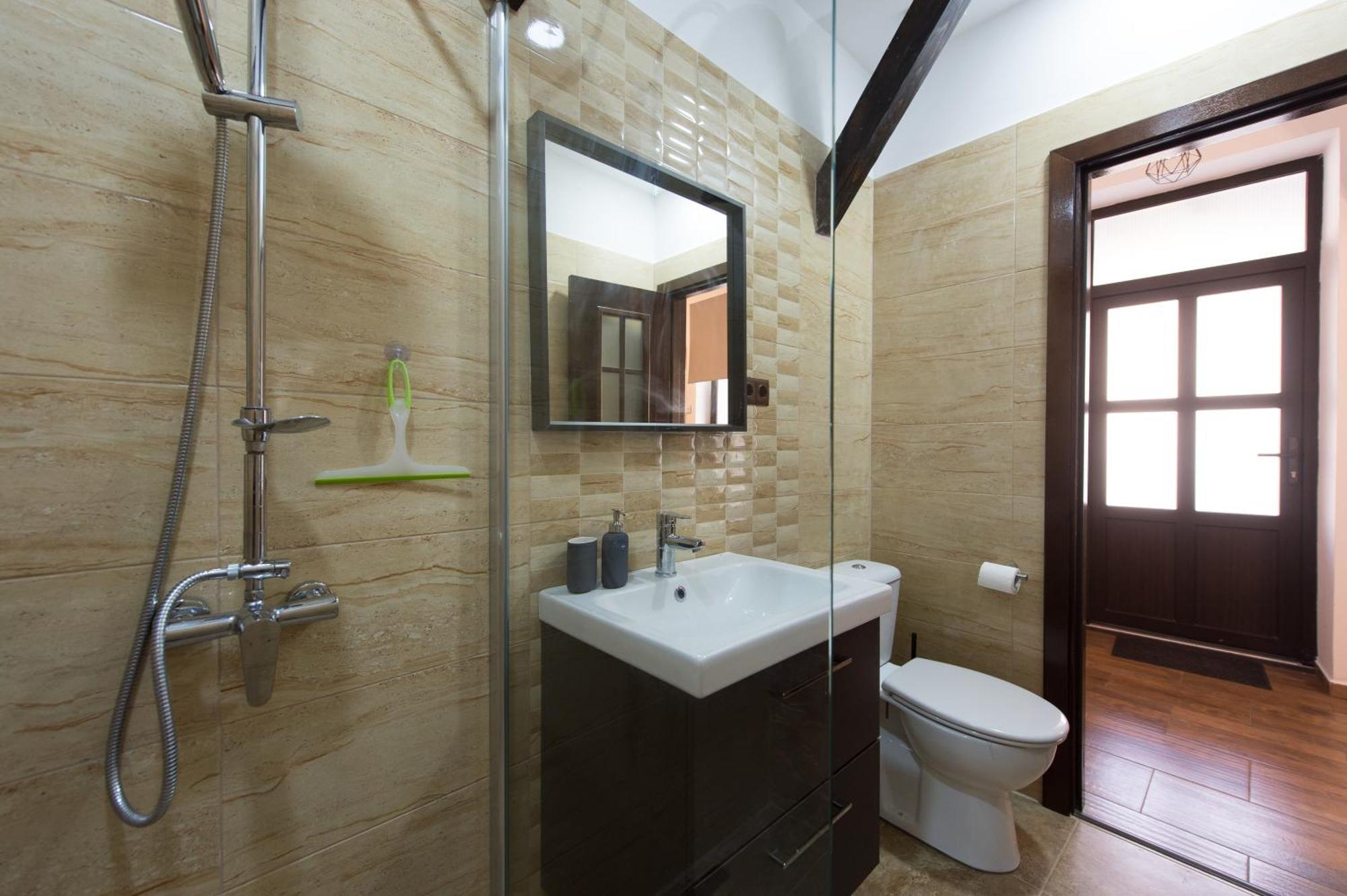 Lovely Brasov Flat With Patio And Mountain Views Luaran gambar